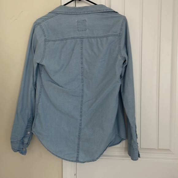 Hollister button up top - Picture 4 of 6